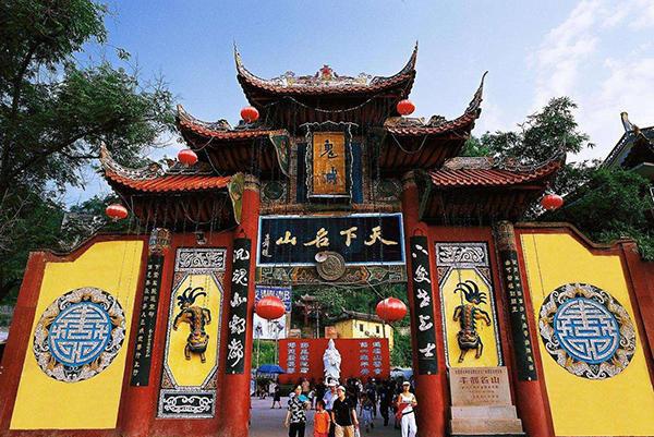 白天游客云集,晚上阴森可怕看不到人,一座连外国人都想去的景点