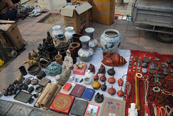 老人去古玩市场出手老钱币,一张价值万元,真是难得啊!