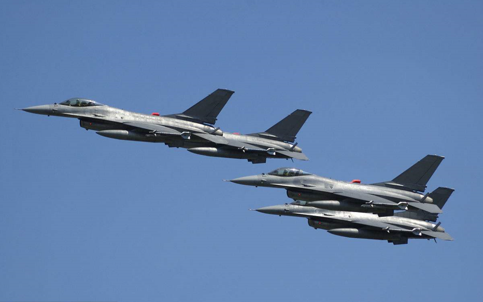 为什么战斗机执行任务时,一般都是两架战斗机组成编队呢?