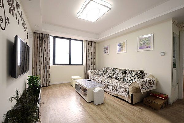 浅色的实木强化地板,客厅的窗帘朴素的颜色下,却很生动,很有味道而且