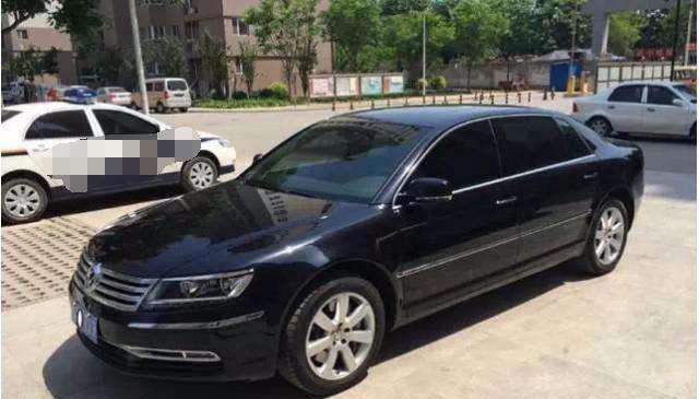 失控直对着隔壁停着的奔驰冲过来,眼看撞上了急打把撞上了大哥的辉腾