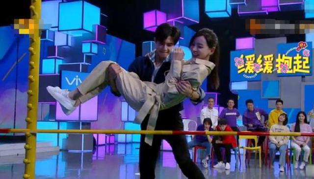 明星的公主抱:蔡徐坤吃力,冯绍峰很标准,鹿晗搞笑,baby尴