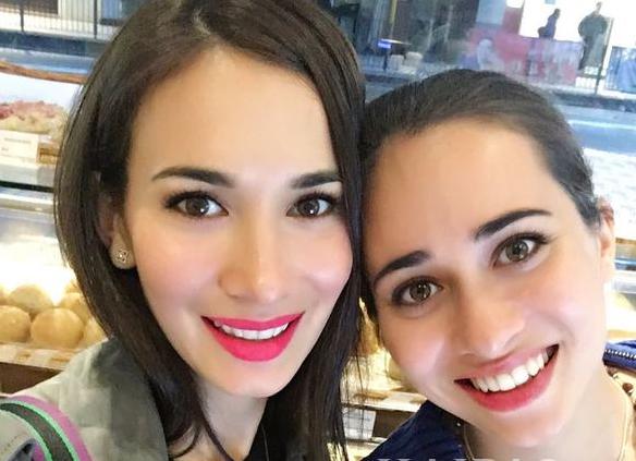 战狼2;女主卢靖姗与妹妹罕见同框,妹妹颜值不输姐姐,基因强大