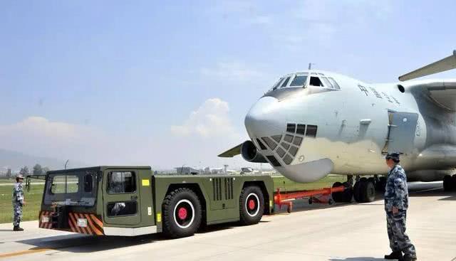 俄军12壮汉推着苏35战斗机走,中国小巧牵引车了解下