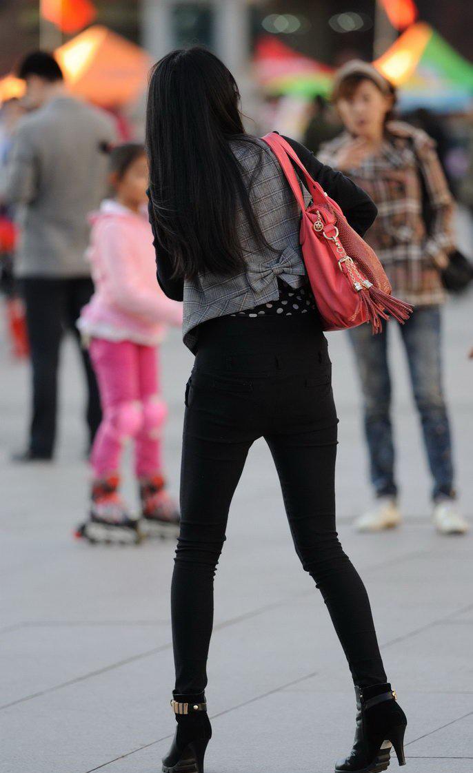 广场街拍:黑色紧身裤的美眉,笑起来真漂亮