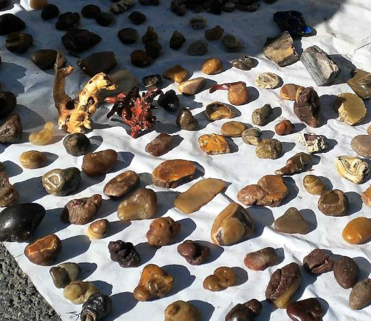 东北小城街上都是北红玛瑙石,当地人去河滩捡石头不亦乐乎