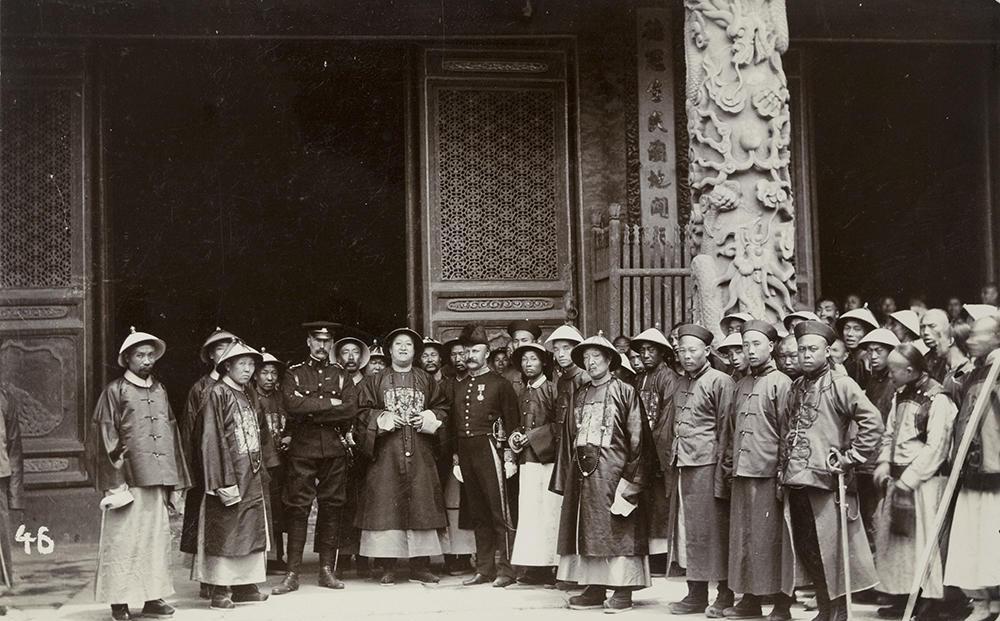 英国殖民者给孔子送了一份神秘礼物, 清朝官员磕头谢恩