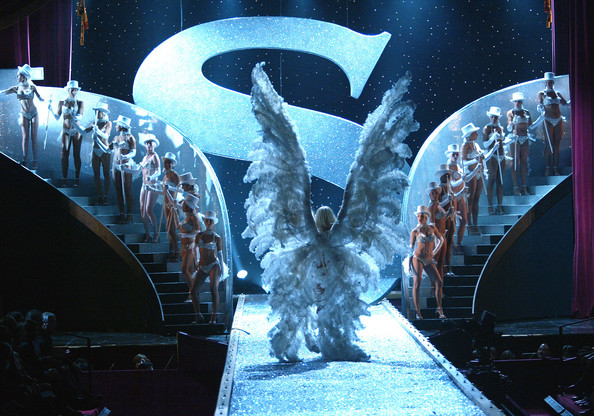 那些年我们追的维密秀,你们对哪些维密天使的定点动作印象深刻?