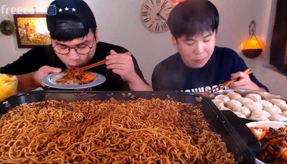 别被大胃王吃播骗了,1斤变5斤这些套路,比双胞胎轮流吃更牛!