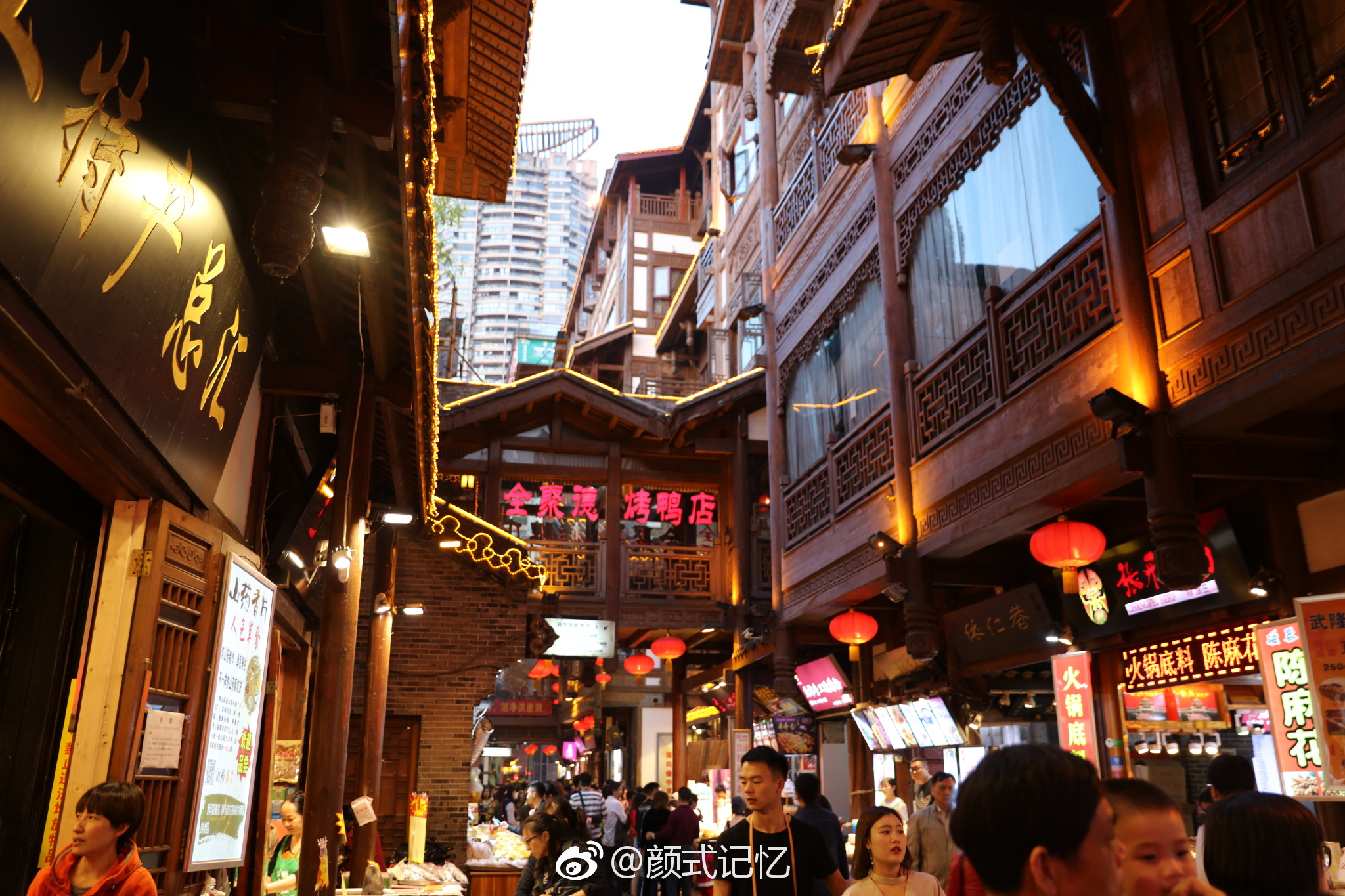 走进重庆看热闹一一山城老街巴渝文化热闹的洪崖洞