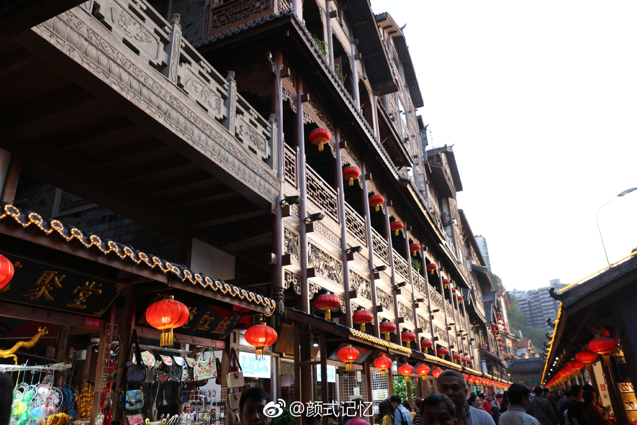 走进重庆看热闹一一山城老街,巴渝文化:热闹的洪崖洞。|洪崖洞|巴渝|山城|老街|重庆_新浪新闻