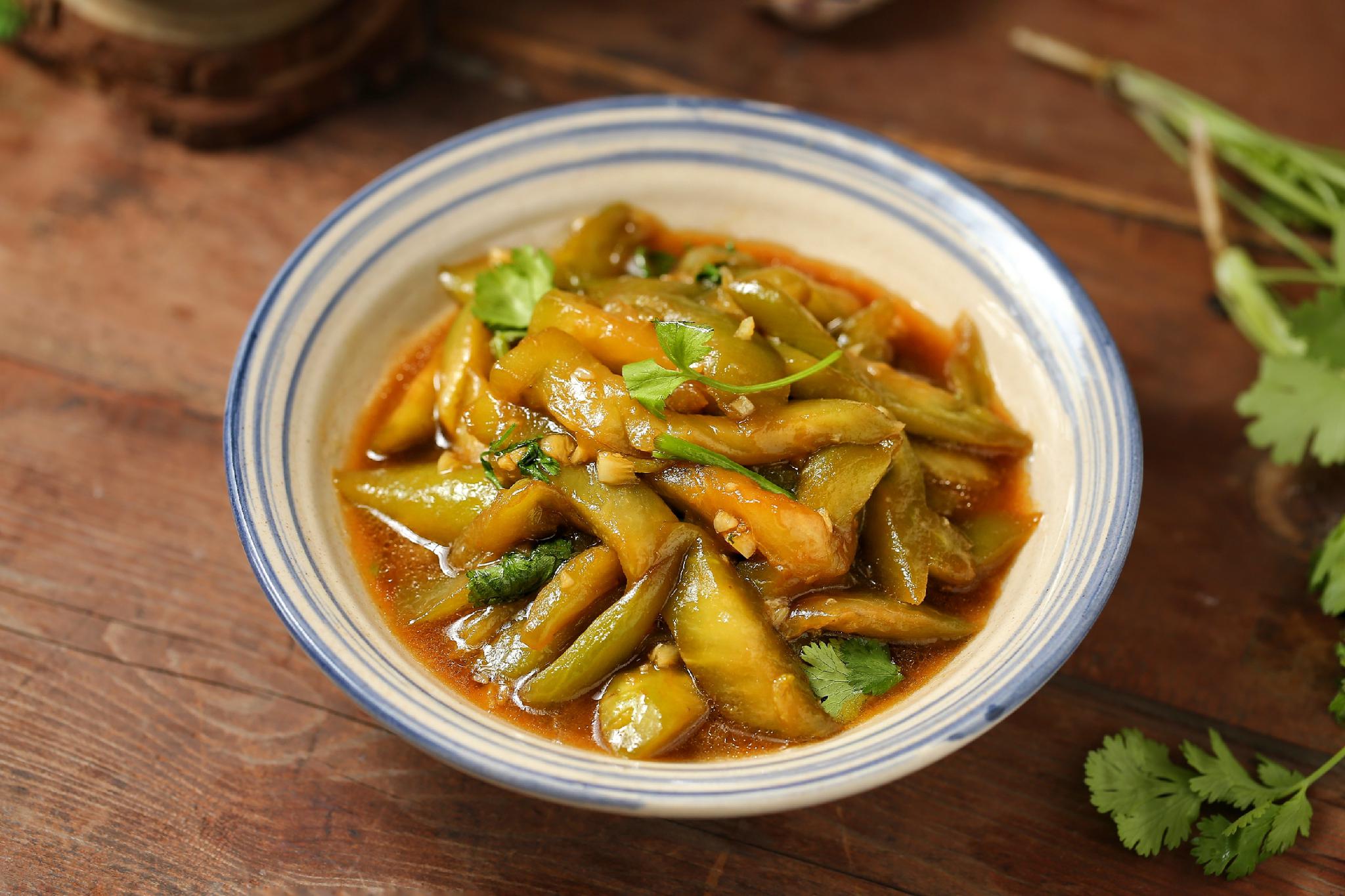 原来红烧茄条还能这样做,不过油,不放肉,拌上米饭吃的爽翻天了