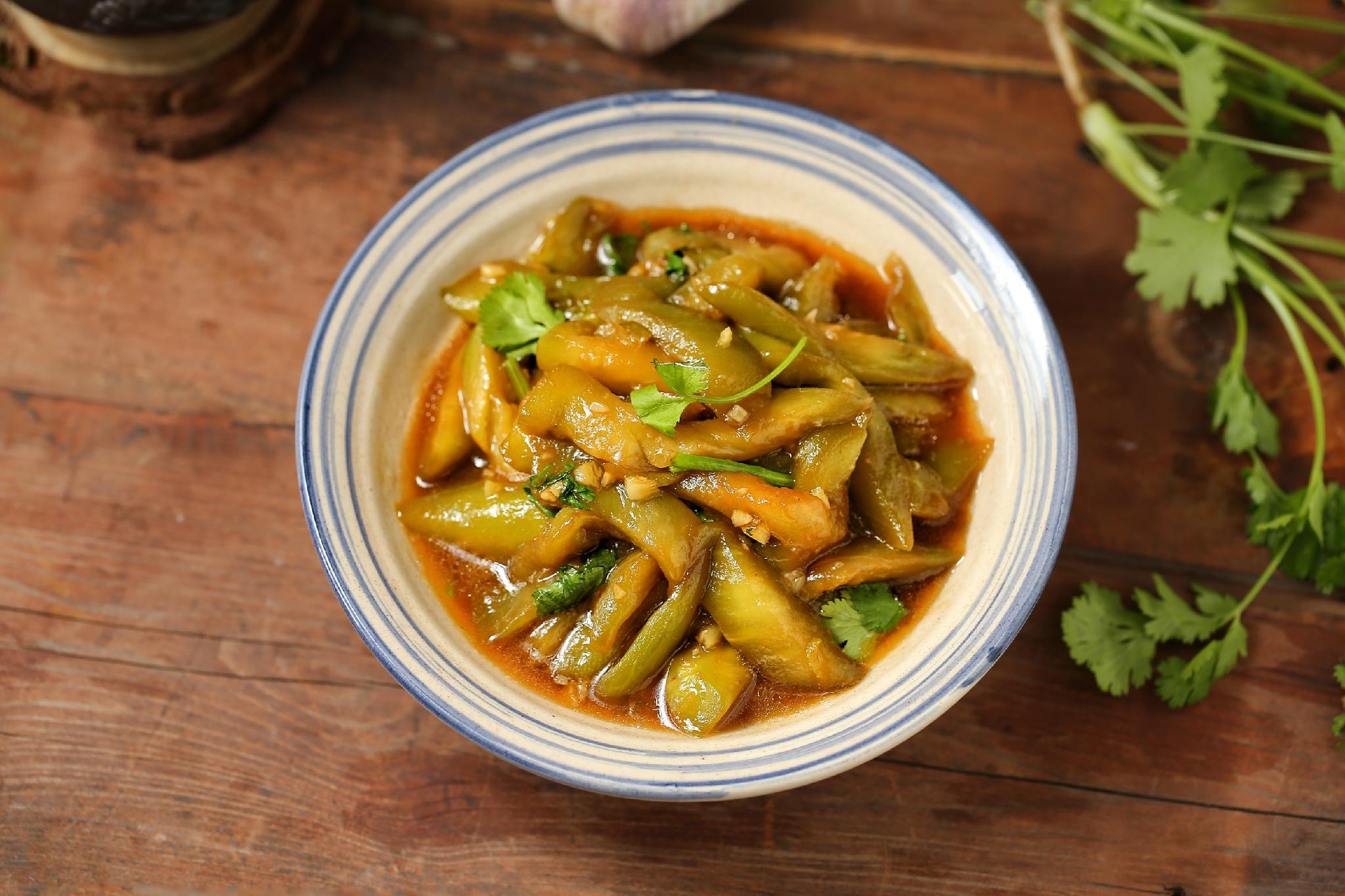 原来红烧茄条还能这样做,不过油,不放肉,拌上米饭吃的爽翻天了