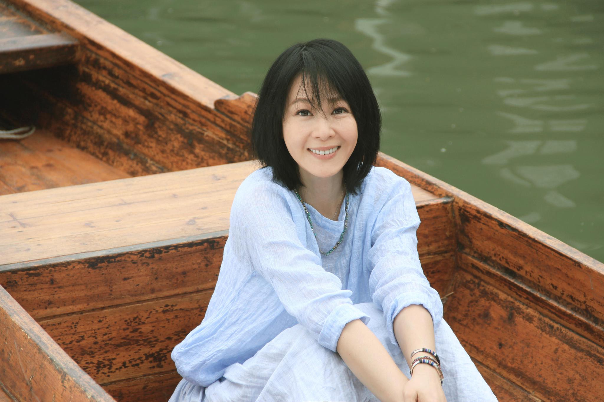 刘若英"不穿内衣"做早餐,48岁素颜依旧清纯,遭网友吐槽后删除