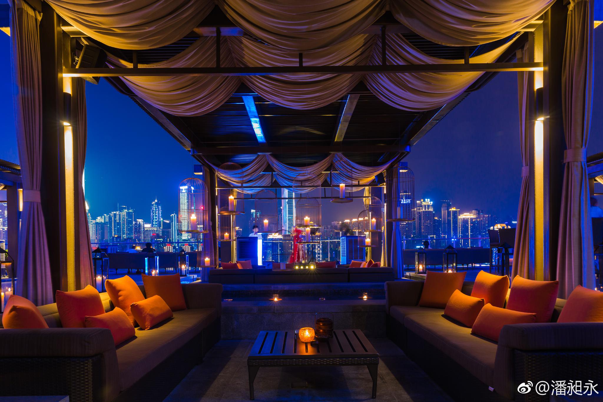 夜色阑珊的重庆那么美洪崖洞在城市灯光的装饰下煜煜生辉