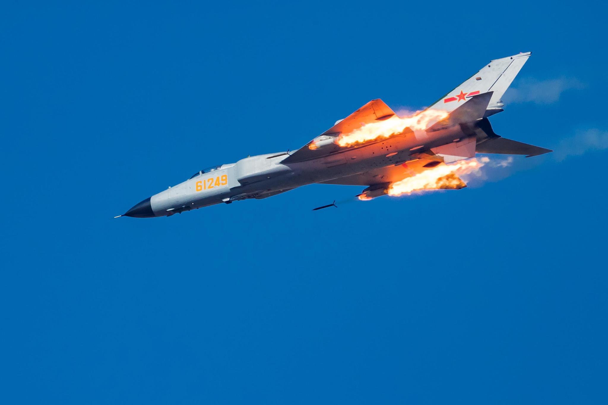 歼10c射火箭弹有大讲究火箭弹打得好还怕打制导弹不行