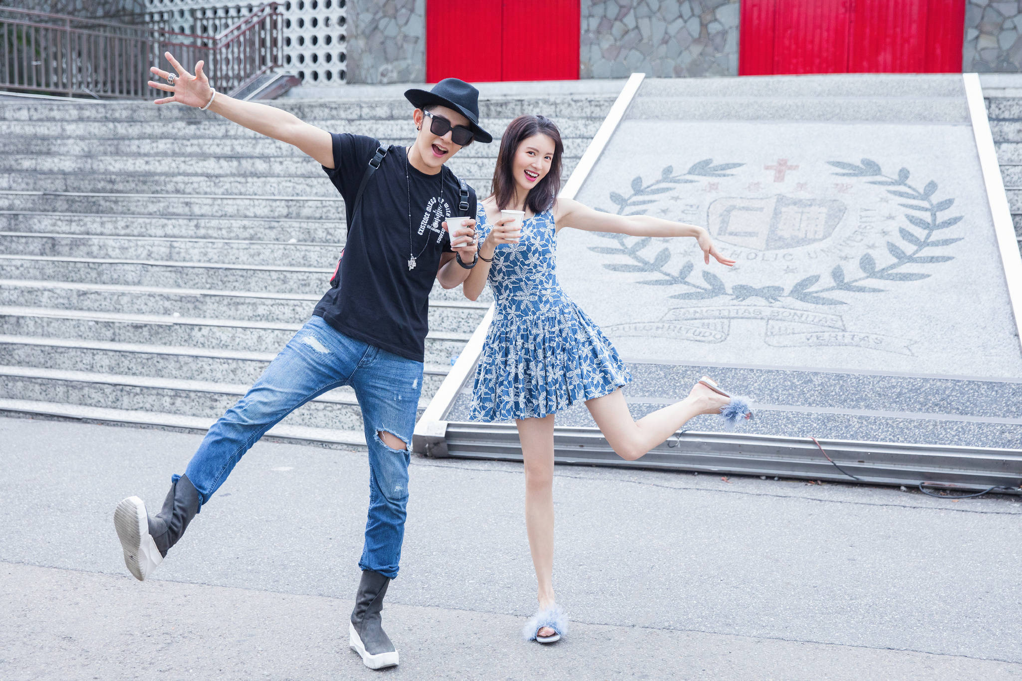 金晨走出伤痛与汪东城比爱心笑靥如花网友喊话在一起