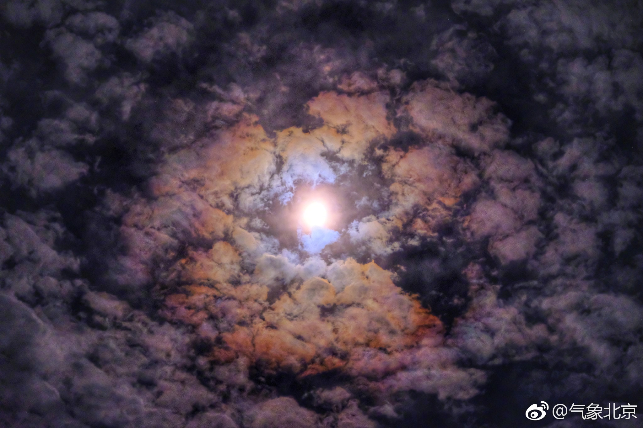 昨夜出现的月华现象请欣赏