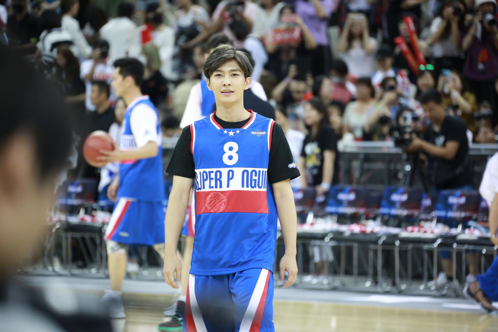 黑暗中你奔跑而来|炎亚纶|奔跑|企鹅_新浪新闻