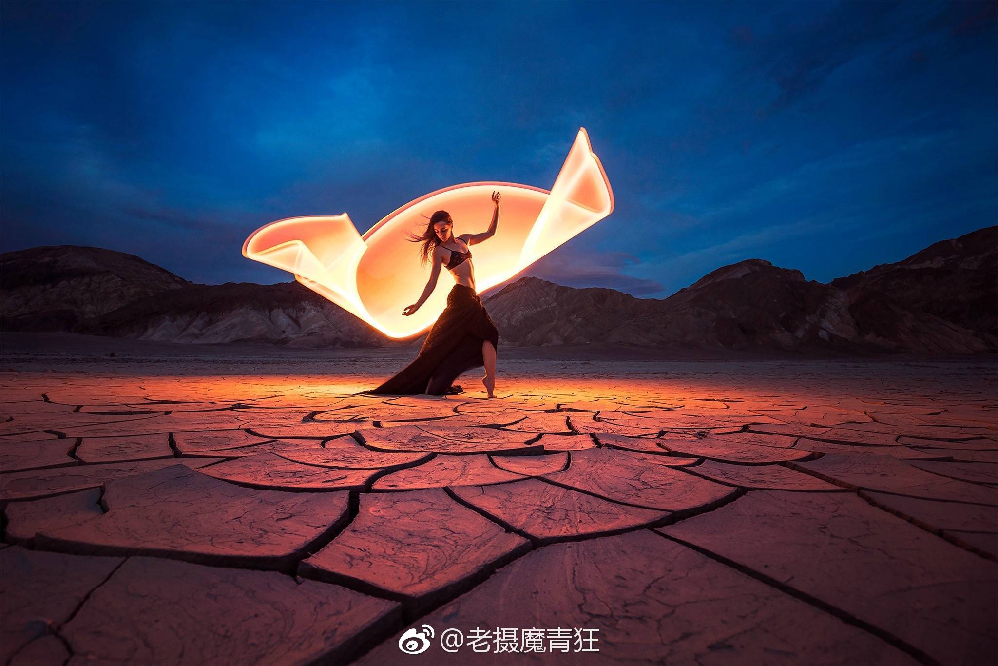 当光绘创作遇上舞蹈,透过长曝光于是我们就看到了如下系列的作品