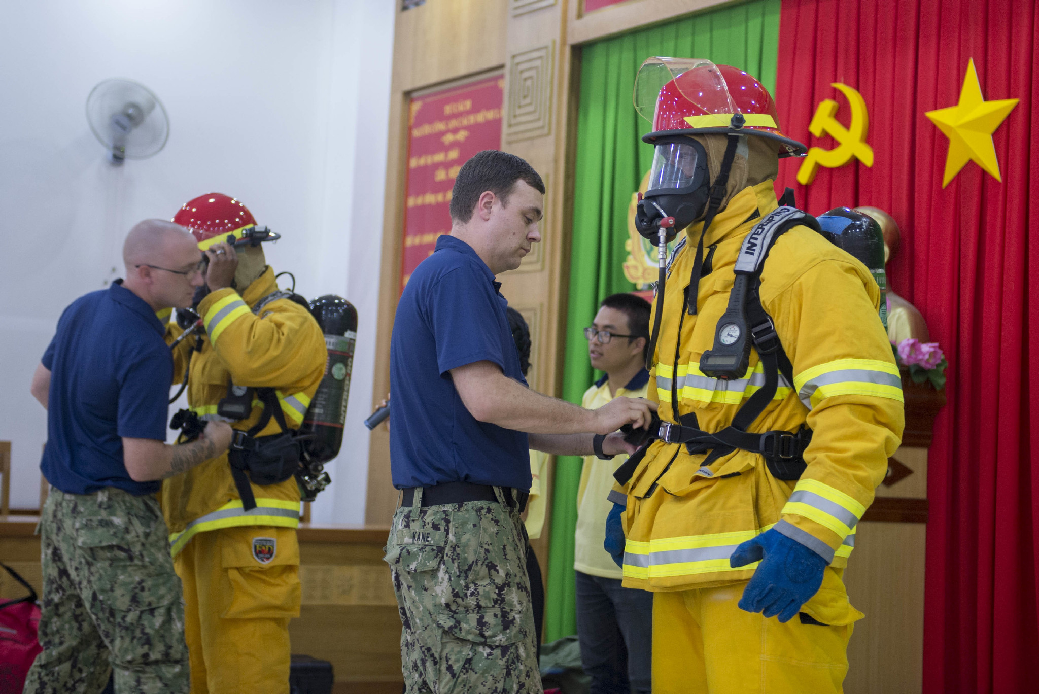 美国海军培训越南当地的消防队还在儿童节当天举办了一场音乐会 67