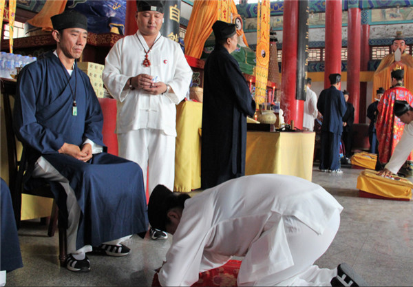 全真龙门派第二十代弟子何明贤在唐山玉清观举行收徒仪式|道教协会