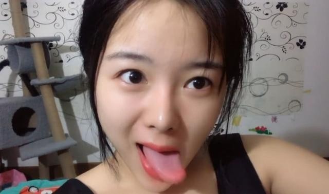 小姐姐外号“长舌妇”, 当她舌头慢慢伸出来时, 网友: 受不了|小姐姐|舌头|阿德里安娜|长舌妇|刘易斯_新浪新闻