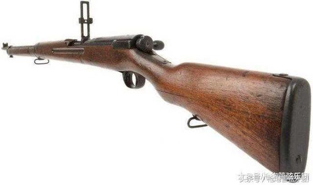 三八大盖了,它是老式步枪的统称,这种情况一直到了98k的出现才被改变
