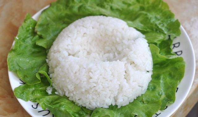 茄汁肉丸饭用喷香的西红柿鸡蛋饭开启能量满满的一天