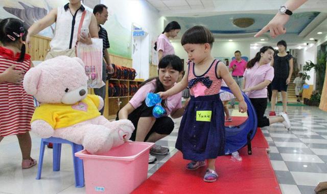 而很多父母在幼儿园门口总喜欢和其他家长聚在一起讨论些孩子上学的