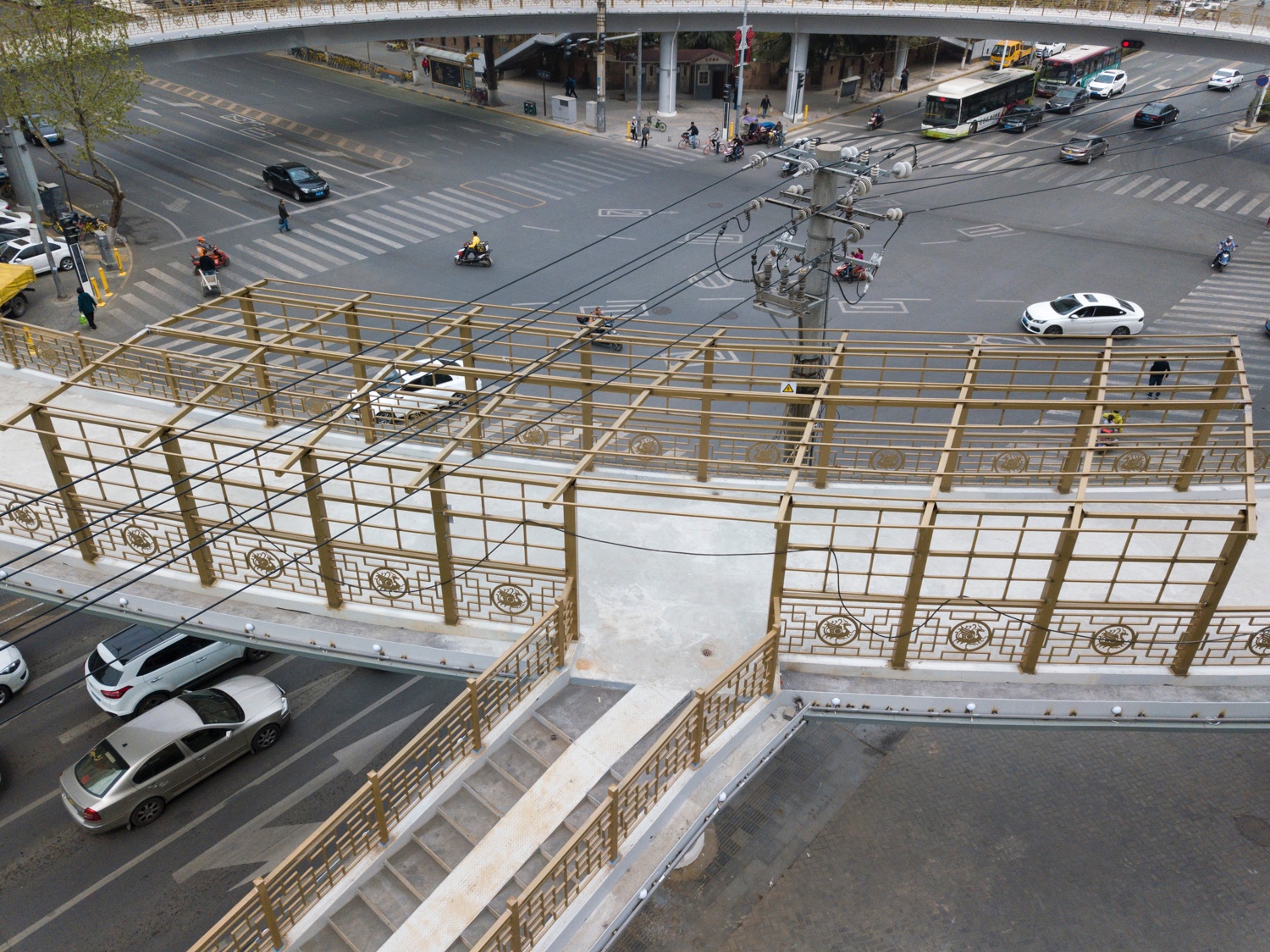 高空俯瞰西安第二座环形过街天桥