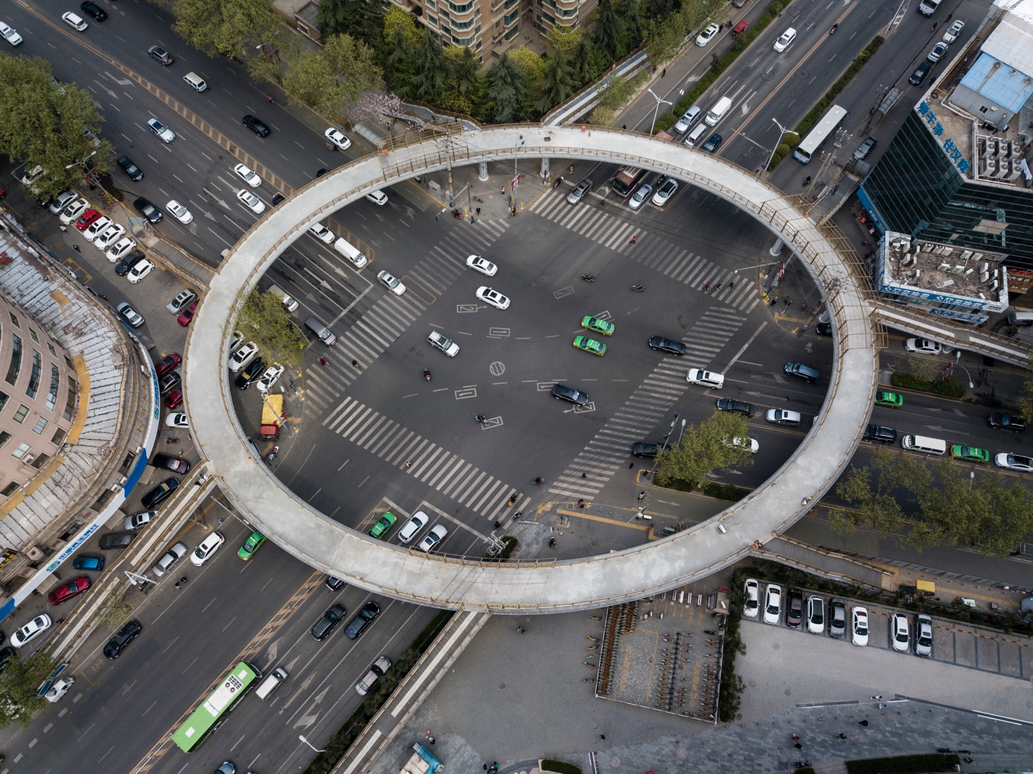 高空俯瞰西安第二座环形过街天桥