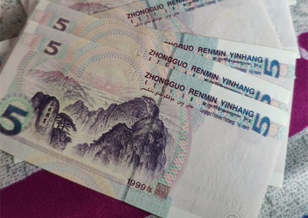 旧钱包里发现一些五元纸币,一看背面,可不能傻傻花掉,很是珍贵