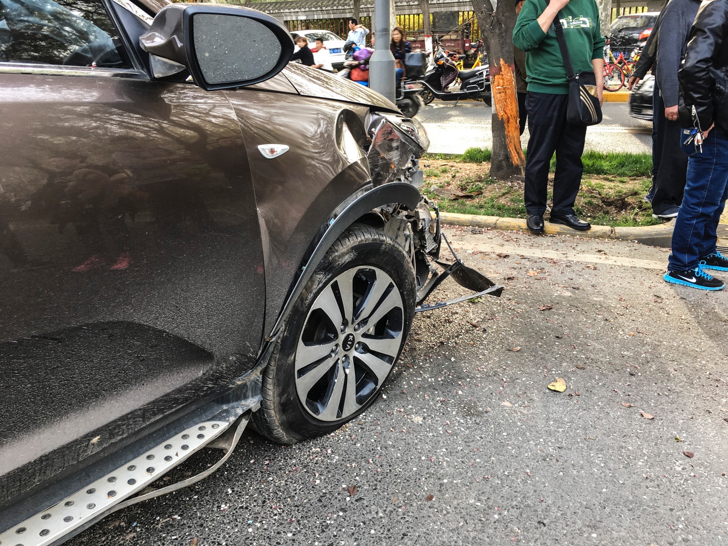 一外地车撞树 西安热心人照顾车内幼儿_新浪看点