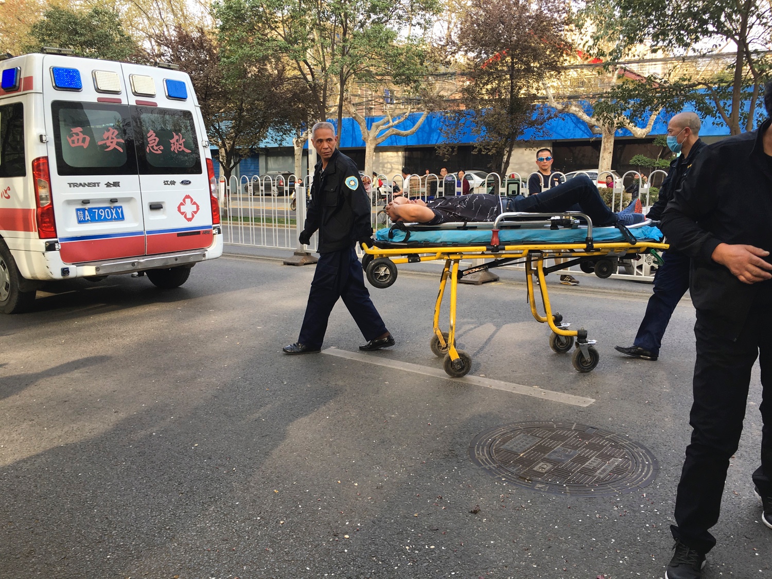 一外地车撞树 西安热心人照顾车内幼儿|幼儿|车内|救护车_新浪新闻