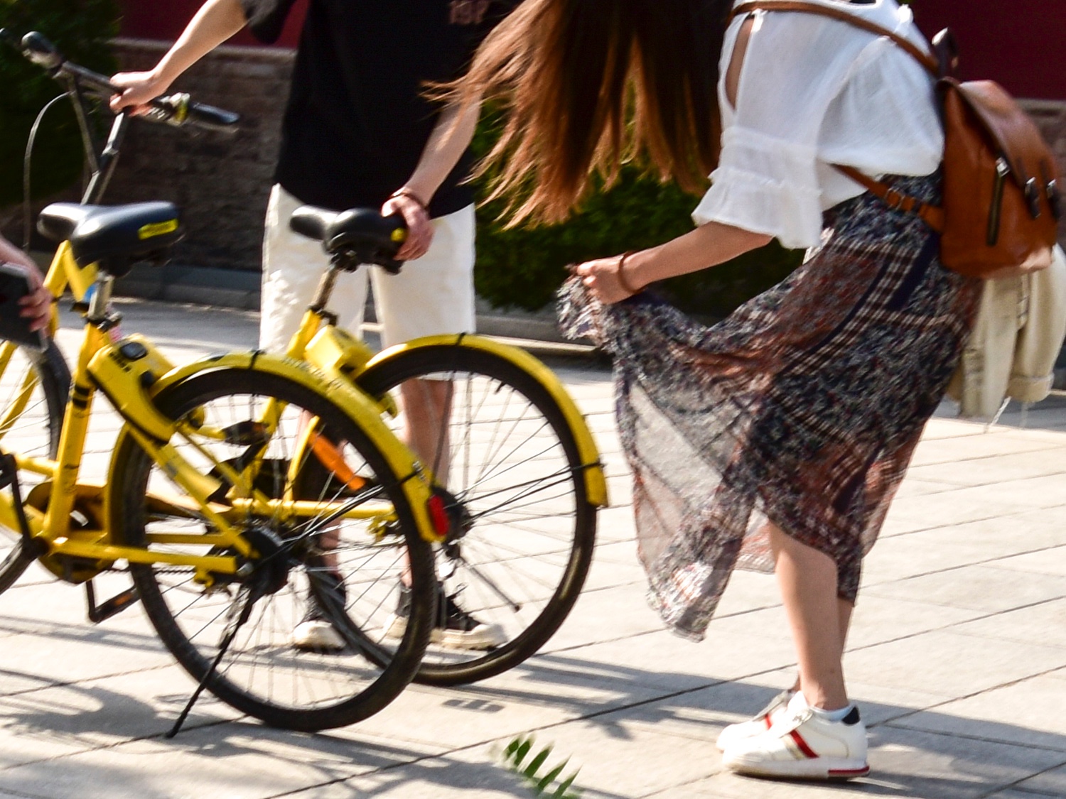 西安街头女孩穿长裙骑单车裙摆被卷进车轮