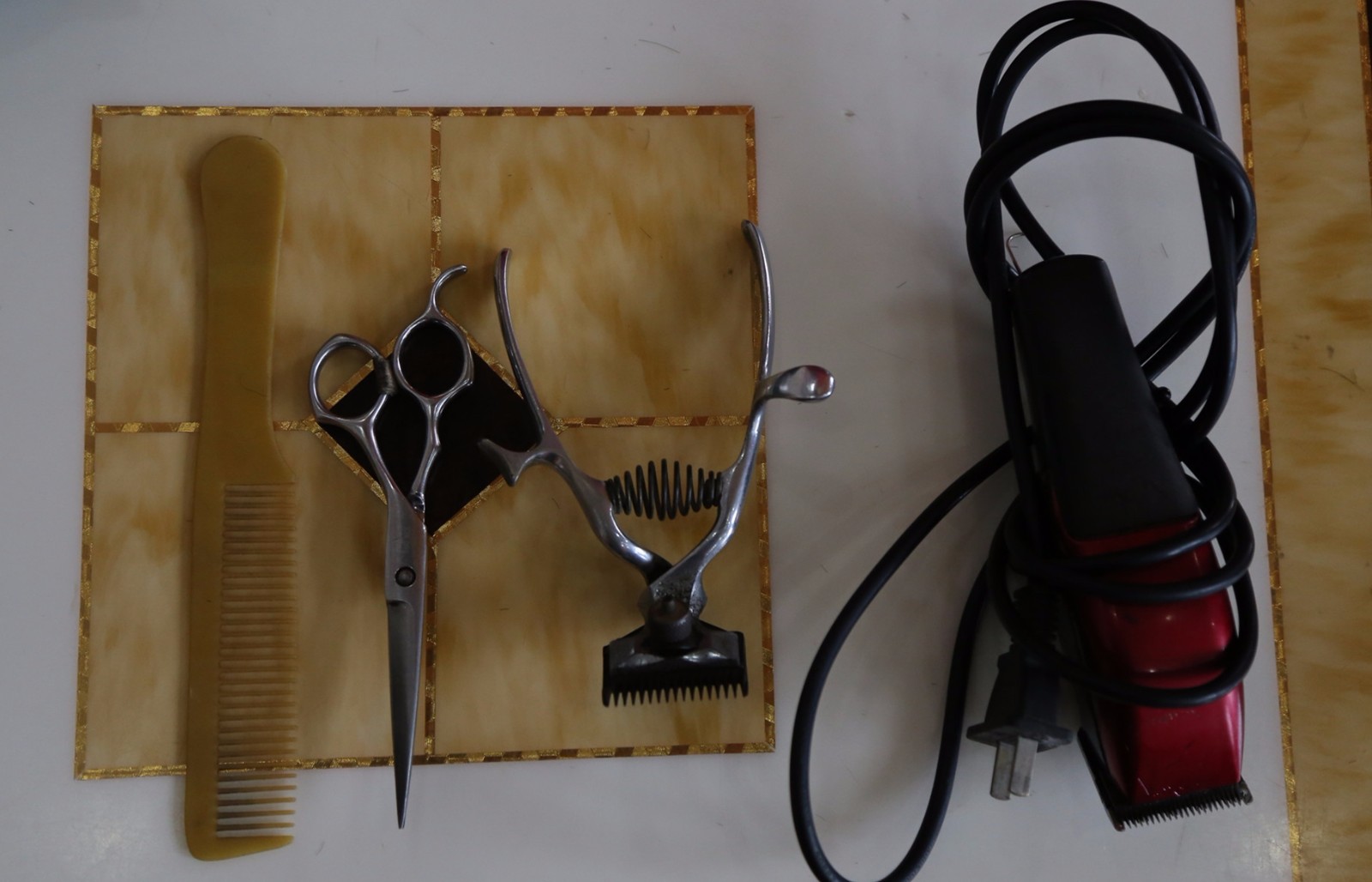 7旬老人理发60载 带徒弟为孩子们"剪龙头"