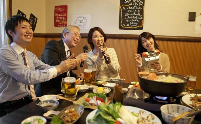 老板请客吃饭,结账时却找借口溜了,员工们当场傻在原地!