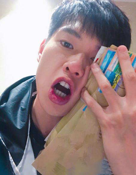 魏大勋日常搞怪自拍不搞怪不是他风格