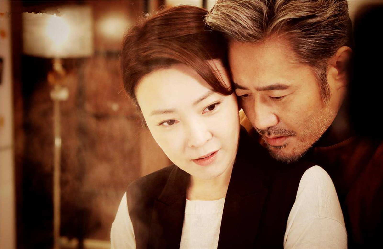 因《虎啸龙吟》再次爆红,女友因吸毒去世,如今和助理结婚多年|吴秀波