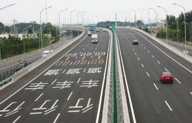 上高速后,不认识这4种道路"标线",可能三本驾照分都不够扣!