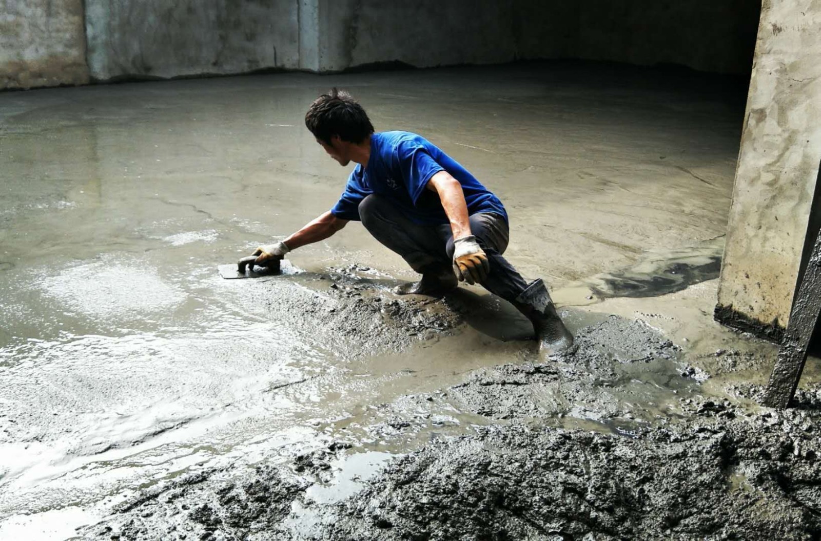 农民工避高温凌晨干活 不到半小时却变成水人