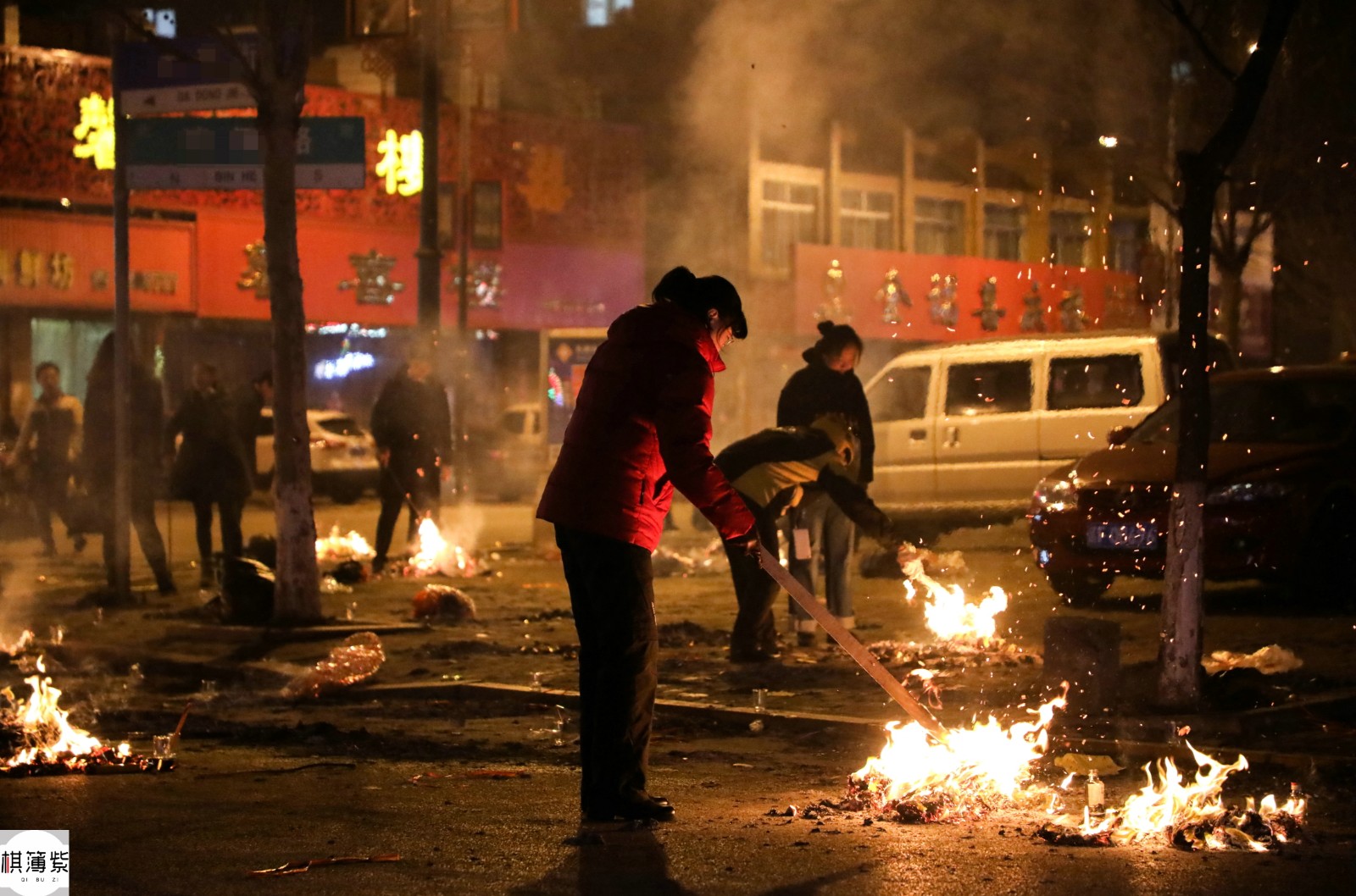 路口扎堆烧纸钱祭祖白轿车上纸灰雨