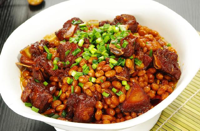 放入泡软的黄豆,大火煮半小时,随后转中火炖到肉烂豆软4.