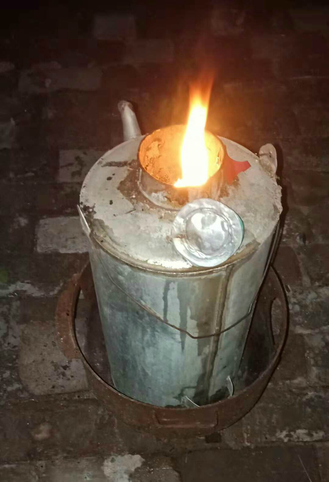 现农村老人最常用的烧水壶,不舍得花钱买煤炭只能用它