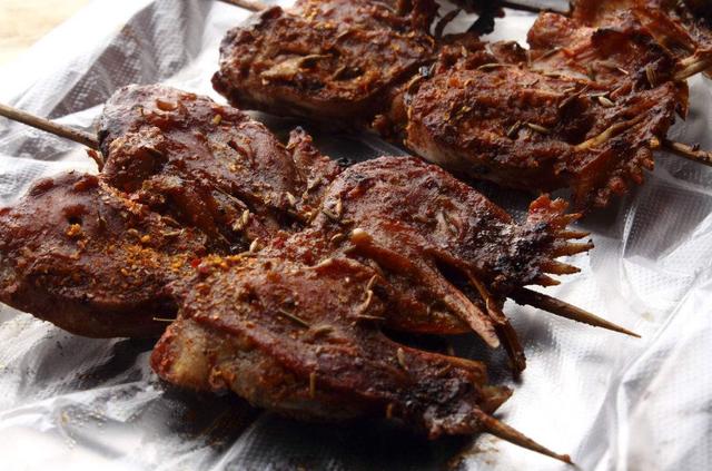 烧烤老板我们从不吃这些烤串顾客却最爱不仅花钱还有害健康