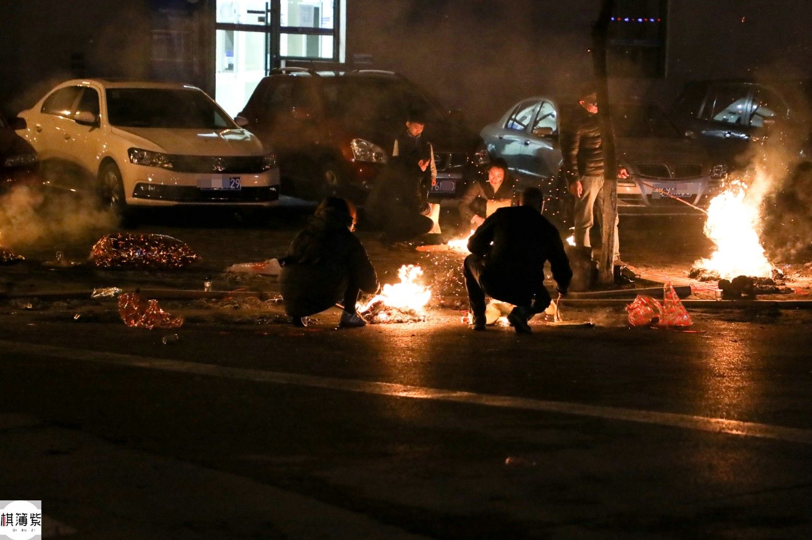 路口扎堆烧纸钱祭祖白轿车上纸灰雨