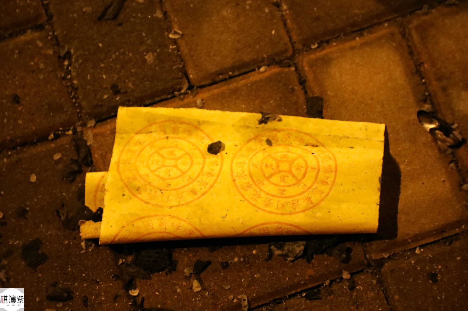 路口扎堆烧纸钱祭祖白轿车上纸灰雨