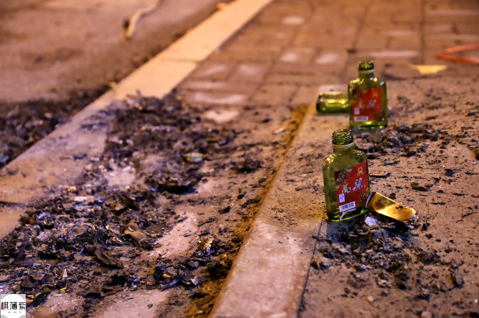 路口扎堆烧纸钱祭祖白轿车上纸灰雨