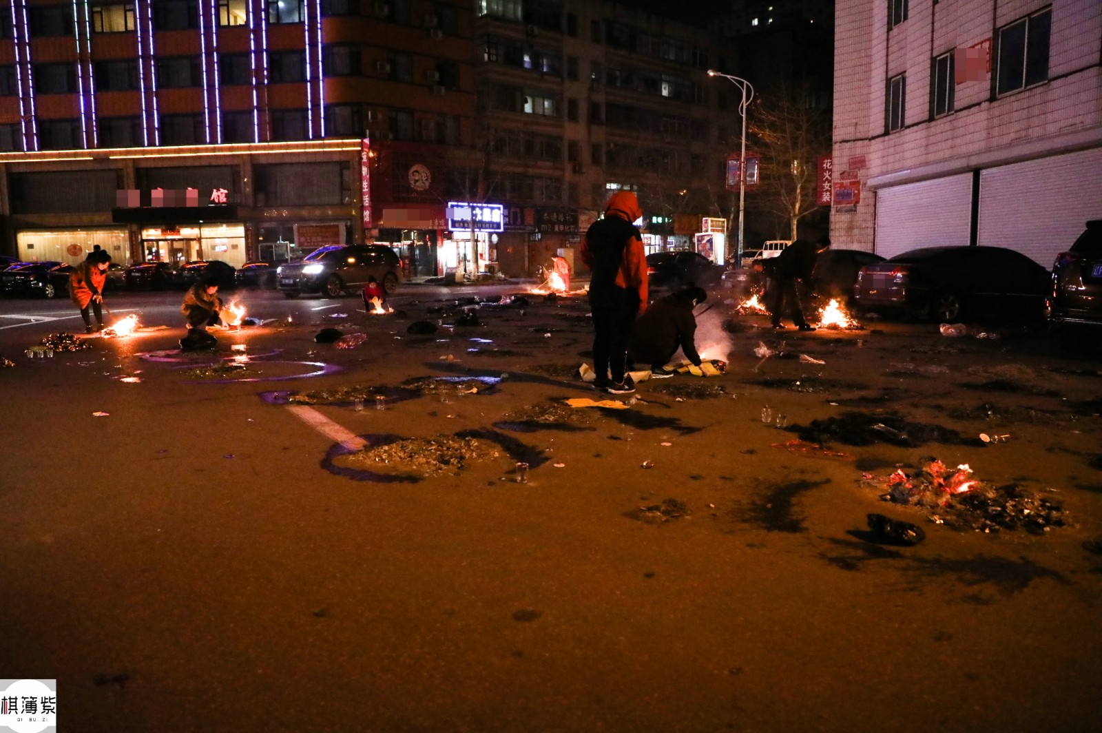 路口扎堆烧纸钱祭祖白轿车上纸灰雨
